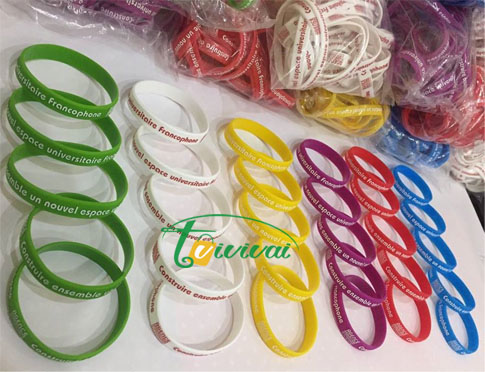 Vòng tay cao su quà tặng-khách hàng viện Pháp ngữ