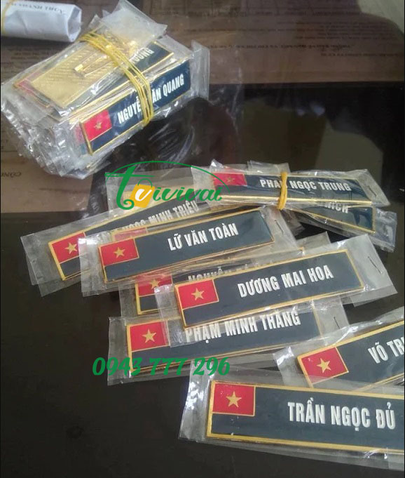 Biển tên nhân viên gài áo – KH SHOWROOM D AUTO TÂY ĐÔ