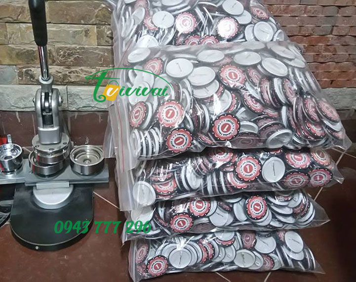 Biển tên nhân viên gài áo – khách hàng SHOWROOM AUTO ĐÔNG NAM