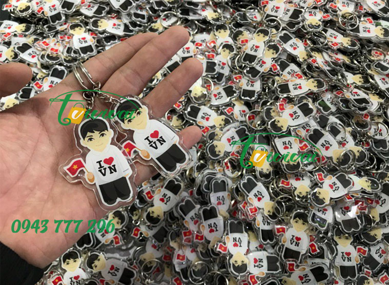 Móc khóa quà tặng mica hình người – khách hàng HOA BAN SHOP