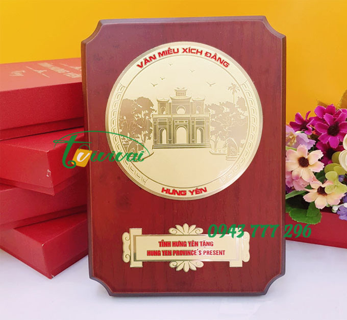Biểu trưng gỗ đồng kỷ niệm – khách hàng UBND TỈNH HƯNG YÊN