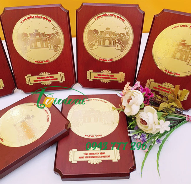 Biểu trưng gỗ đồng kỷ niệm - khách hàng UBND TỈNH HƯNG YÊN