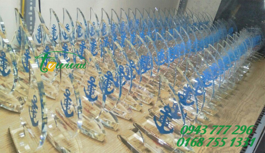 Kỷ niệm chương pha lê - khách hàng NGÀNH ĐÓNG TÀU QUÂN SỰ VIỆT NAM